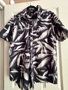 Volcom Men's Casual Button Down Shirt in Black and White